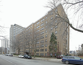 Royal Plaza Apartments in Milwaukee, WI - Building Photo - Building Photo