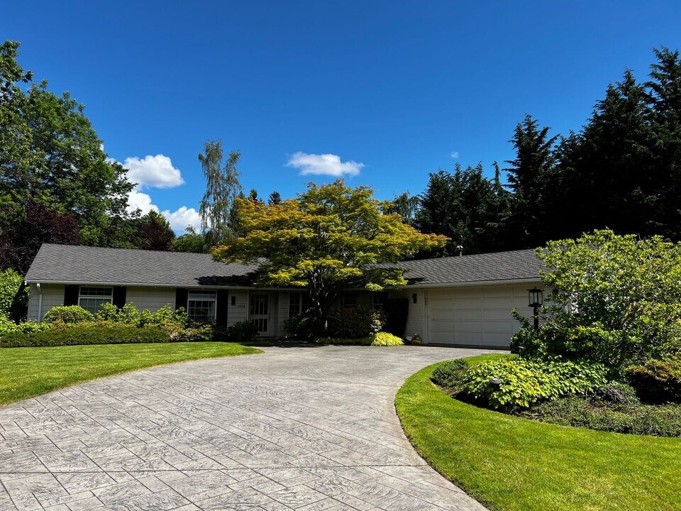 1606 85th Ave NE in Clyde Hill, WA - Building Photo