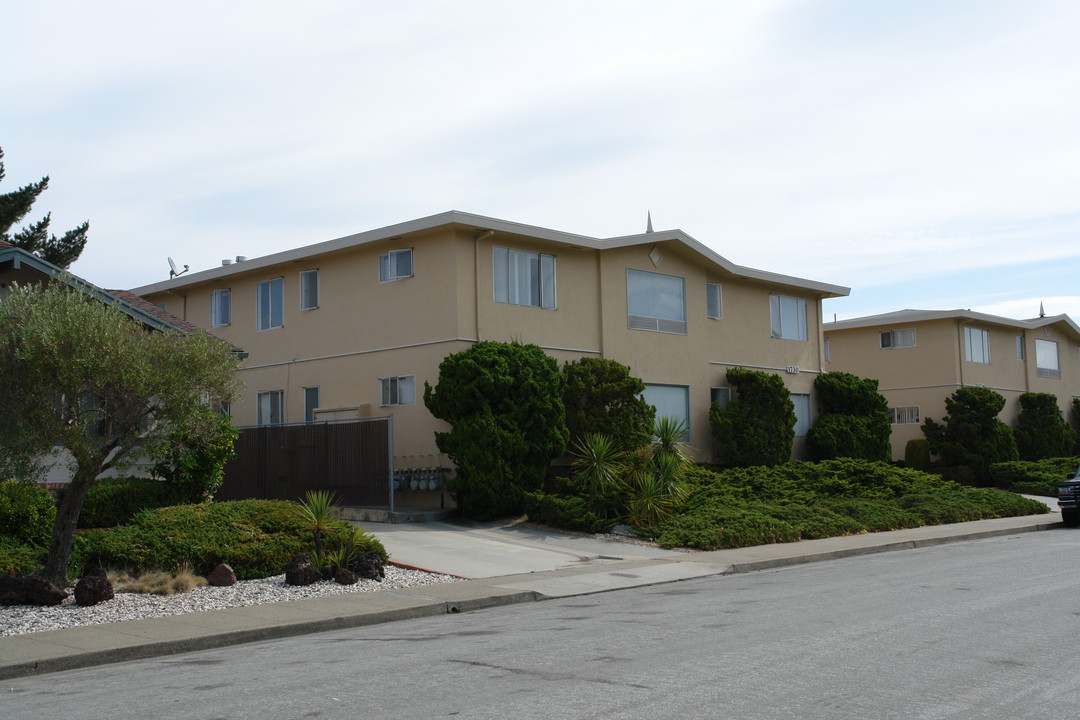 1730 Sequoia Ave in Burlingame, CA - Foto de edificio