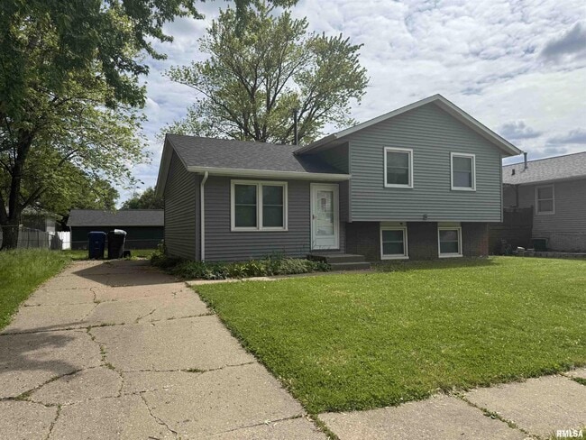 1841 Valley Dr in Davenport, IA - Building Photo - Building Photo