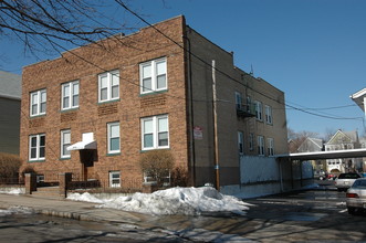 10 Alyea Ter in Clifton, NJ - Foto de edificio - Building Photo