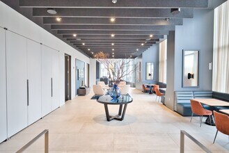 450 E Waterside Dr, Unit 403 in Chicago, IL - Foto de edificio - Building Photo