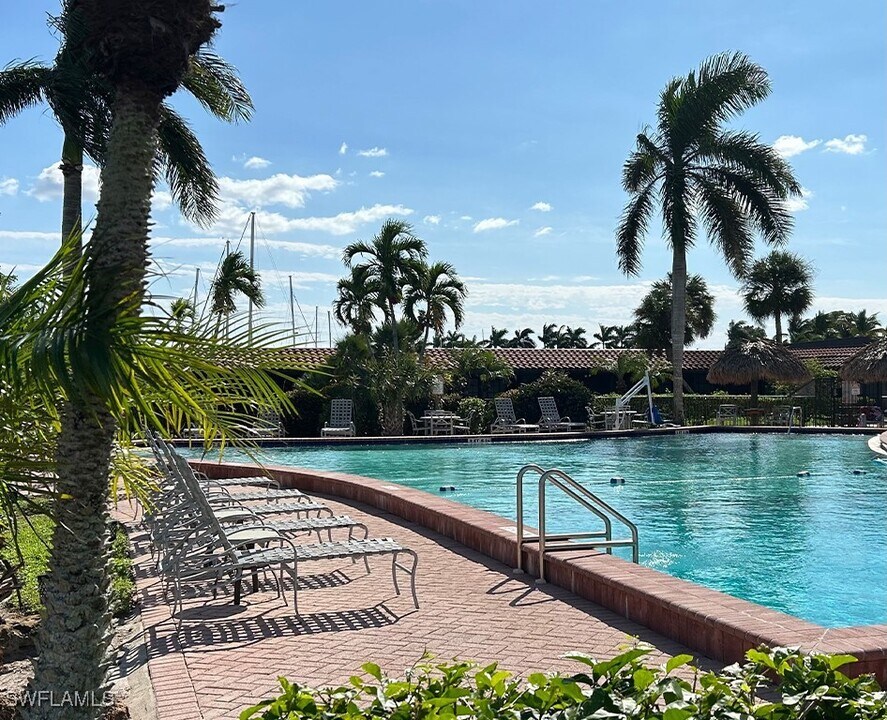 25000 Tamiami Trl E in Naples, FL - Building Photo