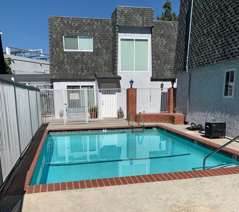 Barclay Square Apartment in Sherman Oaks, CA - Building Photo