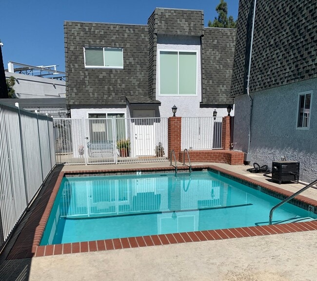 Barclay Square Apartment