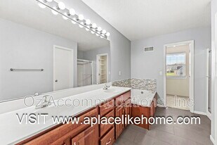 2216 SW Rambling Vine Rd in Lee's Summit, MO - Building Photo