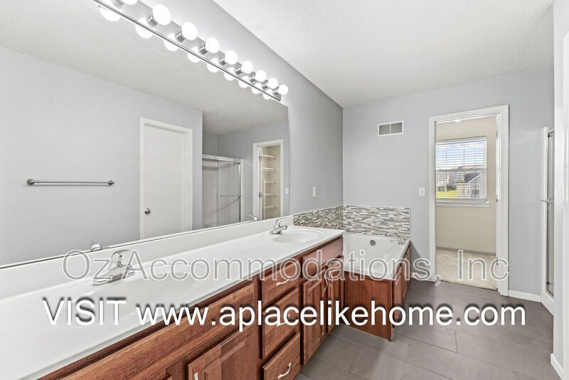 2216 SW Rambling Vine Rd in Lee's Summit, MO - Building Photo