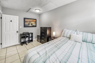 7042 Rollo Rd in Jacksonville, FL - Building Photo - Building Photo