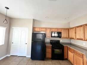 102 S Pointe Way in Las Vegas, NV - Building Photo - Building Photo