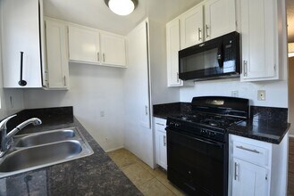 5921 Whitsett Ave, Unit 204 in Los Angeles, CA - Building Photo - Building Photo
