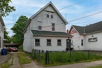 1079 E 68th St in Cleveland, OH - Building Photo - Building Photo