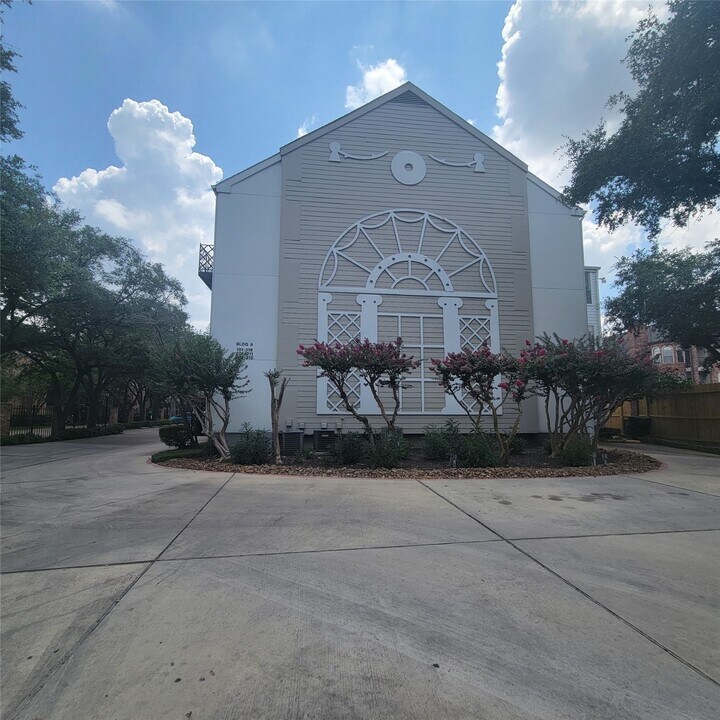 2333 Bering Dr in Houston, TX - Building Photo