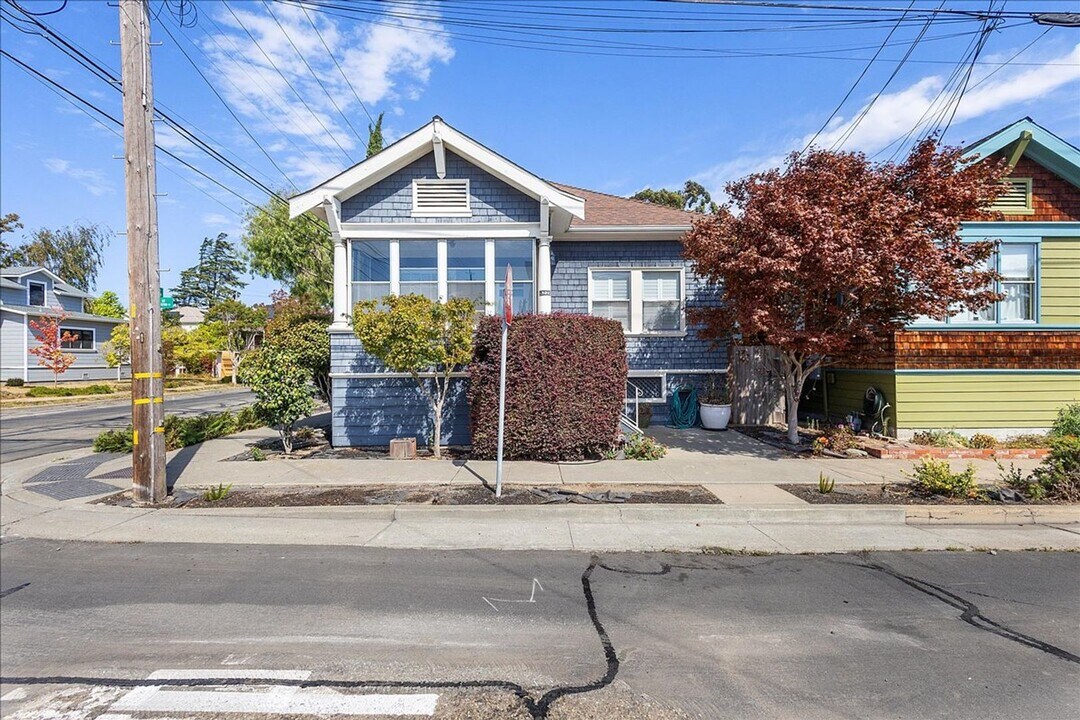 3225 Madison St in Alameda, CA - Building Photo
