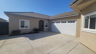 8407 Grandy St in Bakersfield, CA - Building Photo