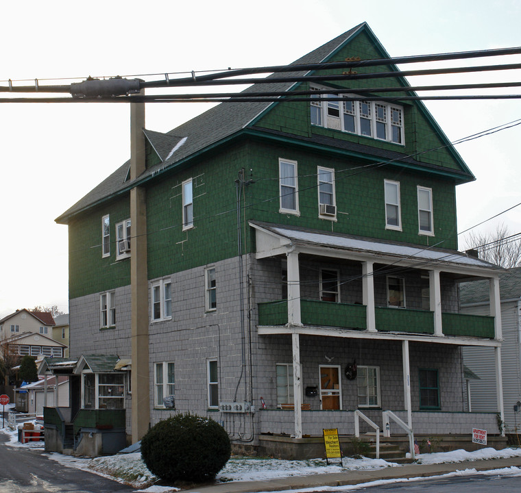 303 W Grove St in Taylor, PA - Foto de edificio