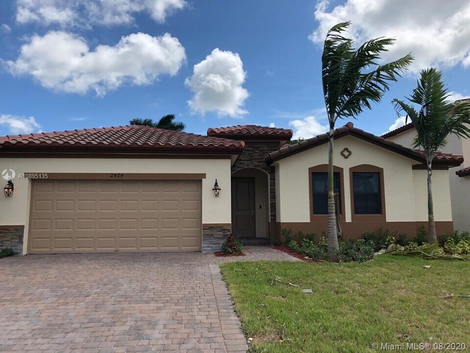 2424 SE 3rd St in Homestead, FL - Foto de edificio