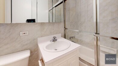 305 W 13th St in New York, NY - Building Photo - Building Photo