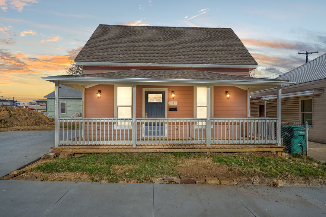 109 E Thompson Ave in Sapulpa, OK - Building Photo