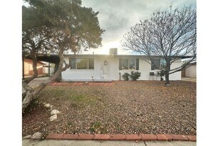 6768 E Lurlene Dr in Tucson, AZ - Building Photo