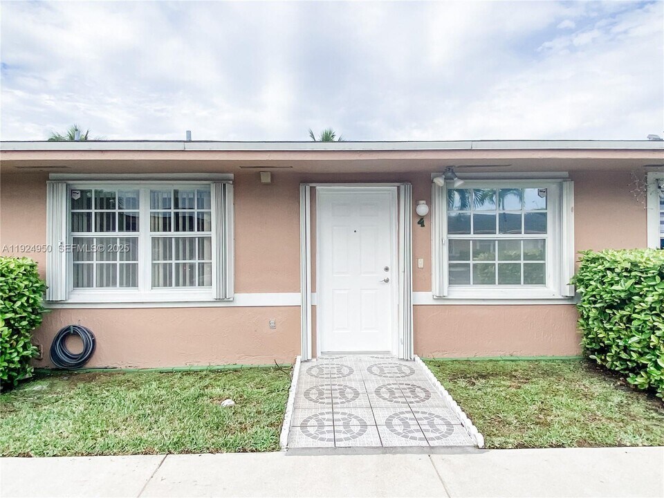 3810 SW 108th Ave in Miami, FL - Foto de edificio