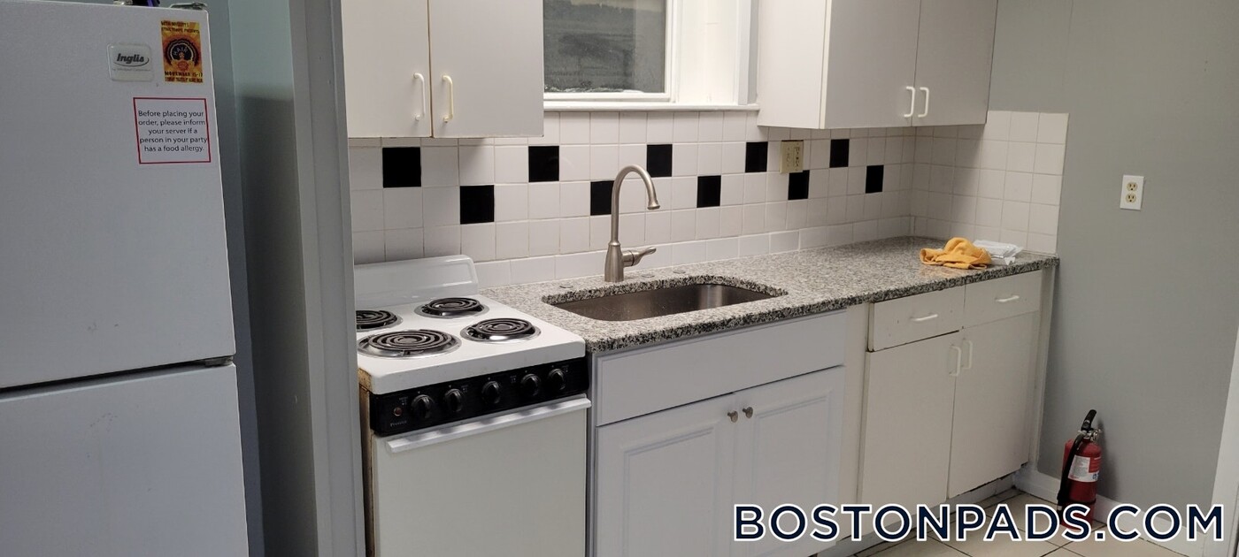 11 Aberdeen St in Boston, MA - Building Photo