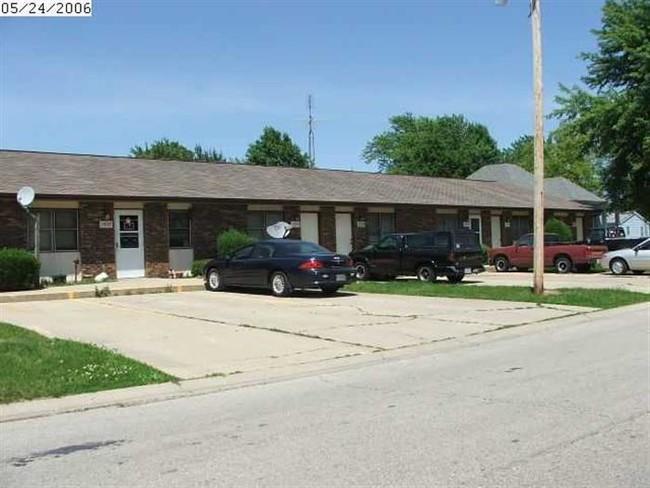 1417 W Elm St in Taylorville, IL - Building Photo - Building Photo