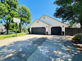 555 Reddington Dr in Redding, CA - Building Photo