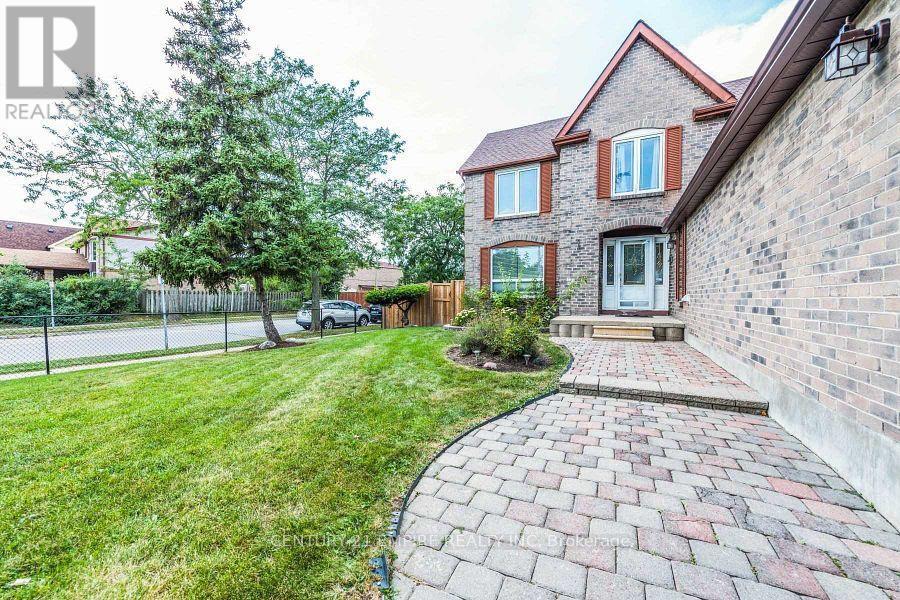 52 Moffatt Ave in Brampton, ON - Building Photo
