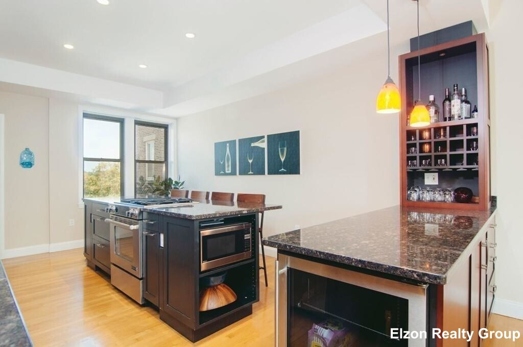 2021 Commonwealth Ave, Unit A in Boston, MA - Foto de edificio
