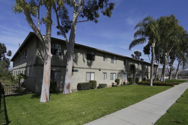 Circle City Apartments in Corona, CA - Building Photo - Building Photo