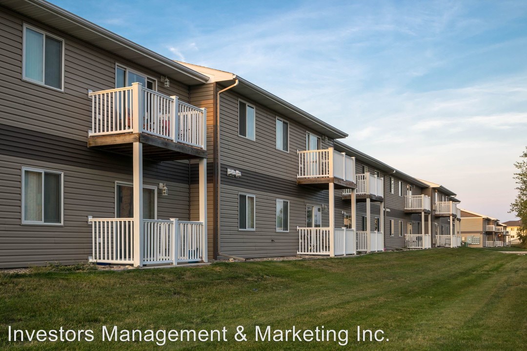 Lindenwood Apartments in Minot, ND - Building Photo