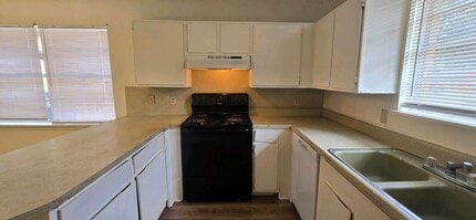 111 Queens Ct in Longview, TX - Building Photo - Building Photo