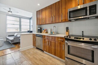 925 Common St in New Orleans, LA - Building Photo - Building Photo