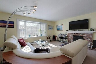 88 Woodland Dr in Portsmouth, RI - Building Photo - Building Photo