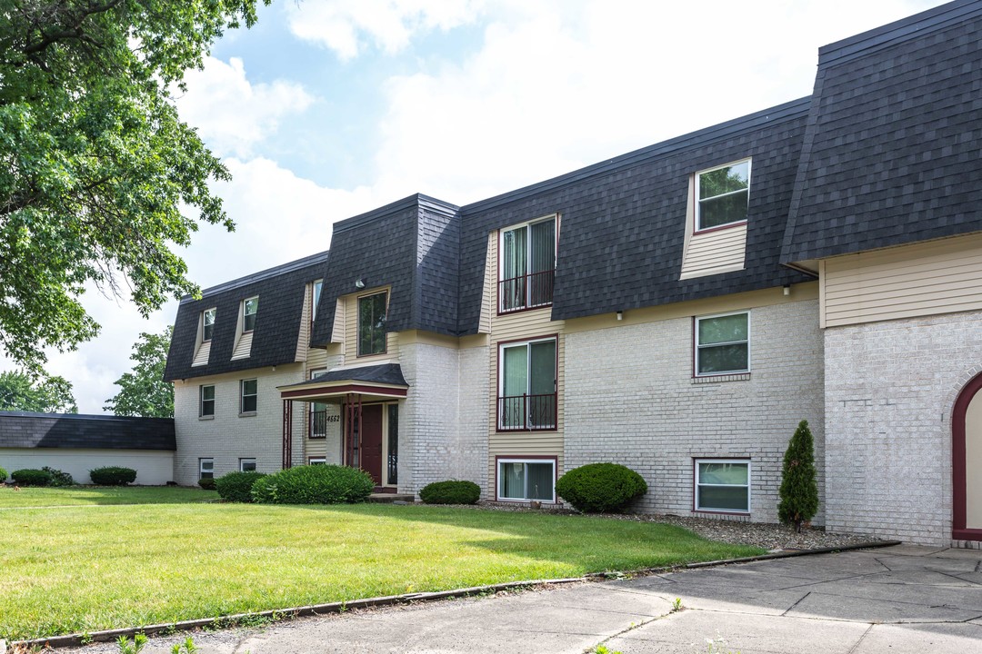 Le Chateau Apartments in Youngstown, OH - Building Photo