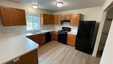 845 Columbia Ave in Gladstone, OR - Building Photo - Building Photo