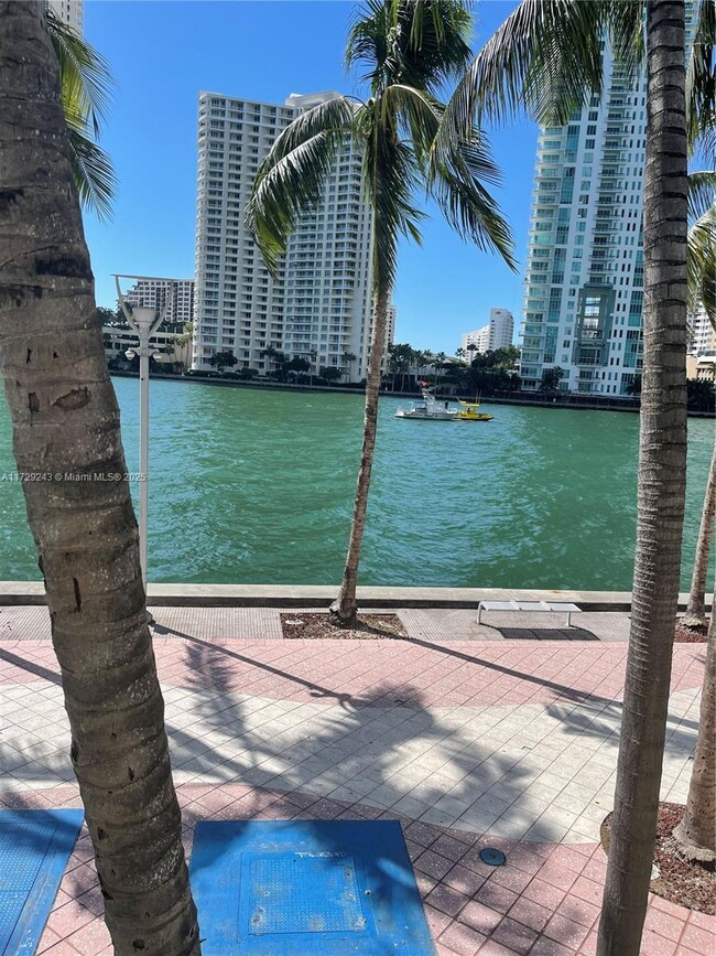 335 S Biscayne Blvd, Unit 3610 in Miami, FL - Foto de edificio - Building Photo