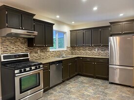 618 Morison Ave in Parksville, BC - Building Photo