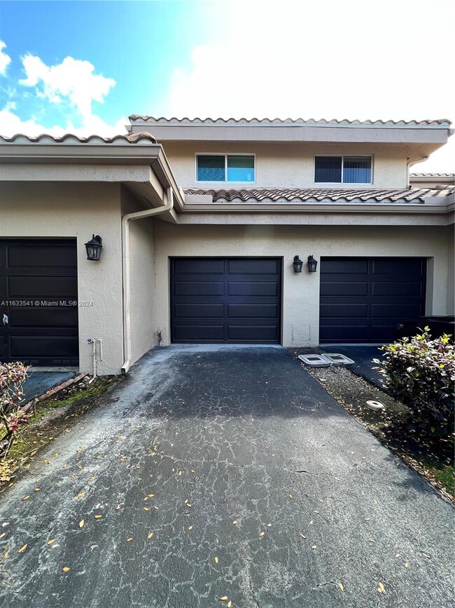 16322 Malibu Dr in Weston, FL - Building Photo - Building Photo