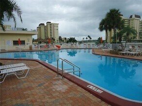 4550 Cove Cir in St. Petersburg, FL - Building Photo - Building Photo