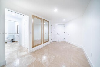 3330 NE 190th St in Aventura, FL - Foto de edificio - Building Photo
