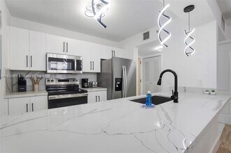 1200 Brickell Bay Dr, Unit 1907 in Miami, FL - Foto de edificio - Building Photo