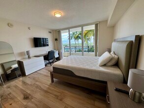 3232 Coral Way, Unit Apt #806 in Miami, FL - Building Photo - Building Photo