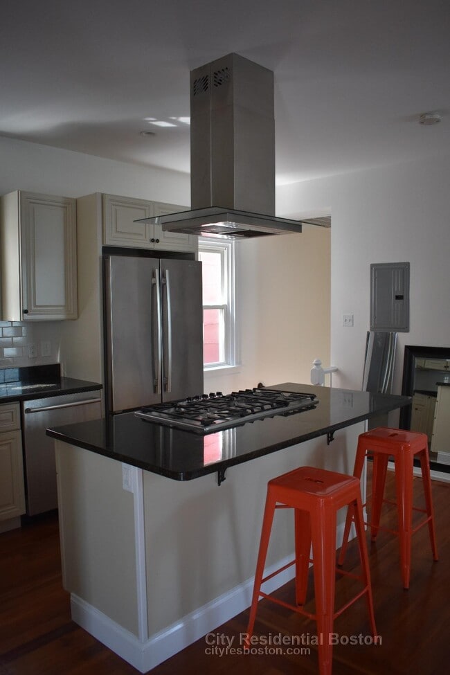693 E 6th St, Unit 2 in Boston, MA - Building Photo - Building Photo
