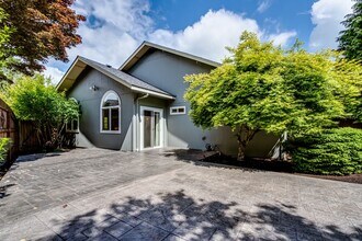 1866 Ridgley Blvd in Eugene, OR - Foto de edificio - Building Photo