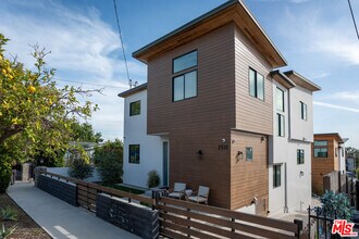 2512 Berkeley Ave in Los Angeles, CA - Building Photo - Building Photo