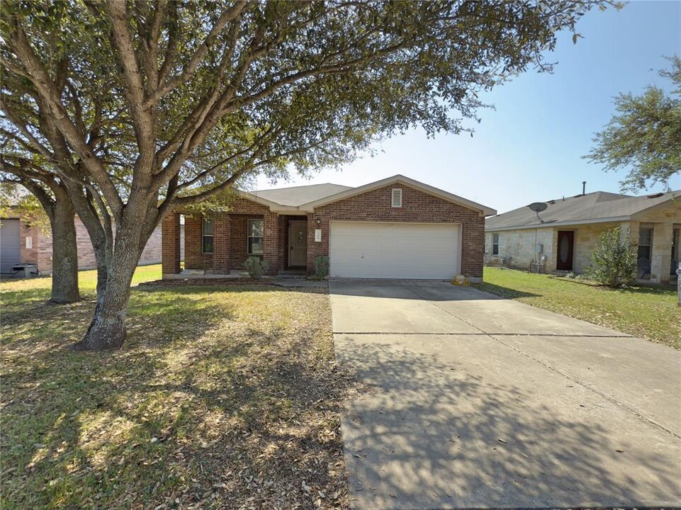 109 Salado Dr in Kyle, TX - Building Photo