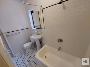 212 Grand St in New York, NY - Building Photo - Building Photo