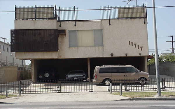 11717 S Figueroa St in Los Angeles, CA - Building Photo