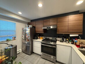 32 Warwick St, Unit 1 in Somerville, MA - Building Photo - Building Photo